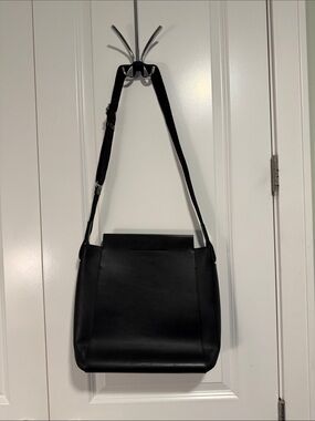EUC Everlane form messenger bag - black